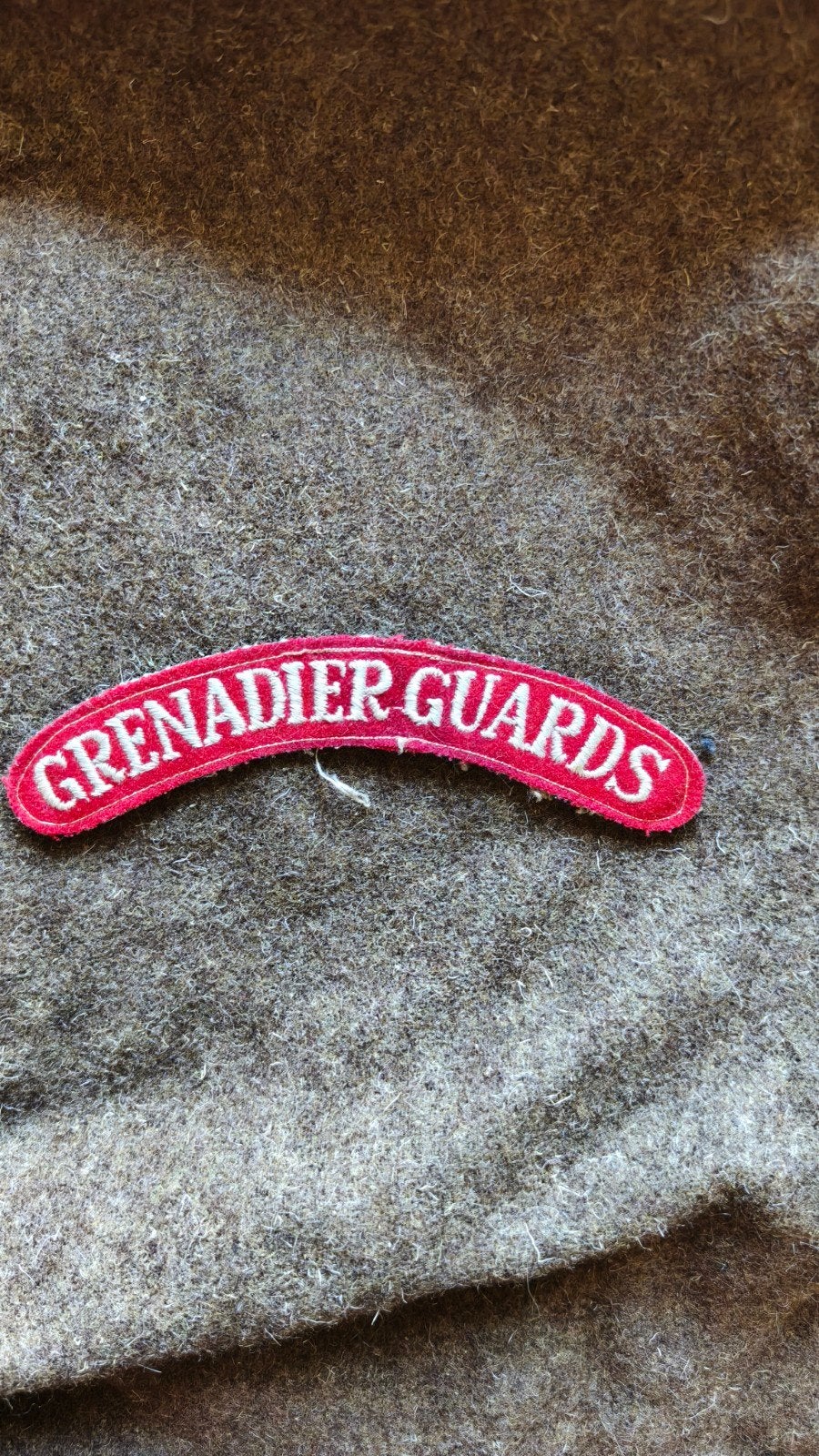 Originele WW2 Grenadier Guards shoulder title., Ophalen of Verzenden, Landmacht, Engeland, Embleem of Badge