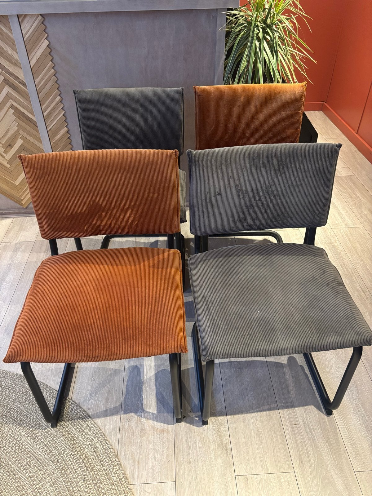 Set van 4 ribfluwelen eetkamerstoelen - grijs en oranje, Ophalen, Overige kleuren, Zo goed als nieuw, Vier