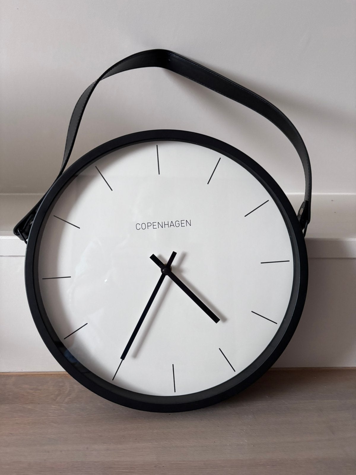 Moderne wandklok met leren ophangband, Ophalen, Zo goed als nieuw, Wandklok