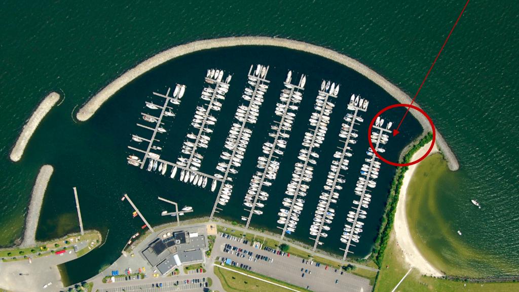 Te huur/te koop  ligplaats 11 m bij 5 m  Medemblik., Herfst, Buiten