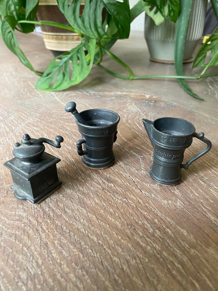 Miniatuur tinnen set: koffiemolen, vijzel, maatbeker, Ophalen