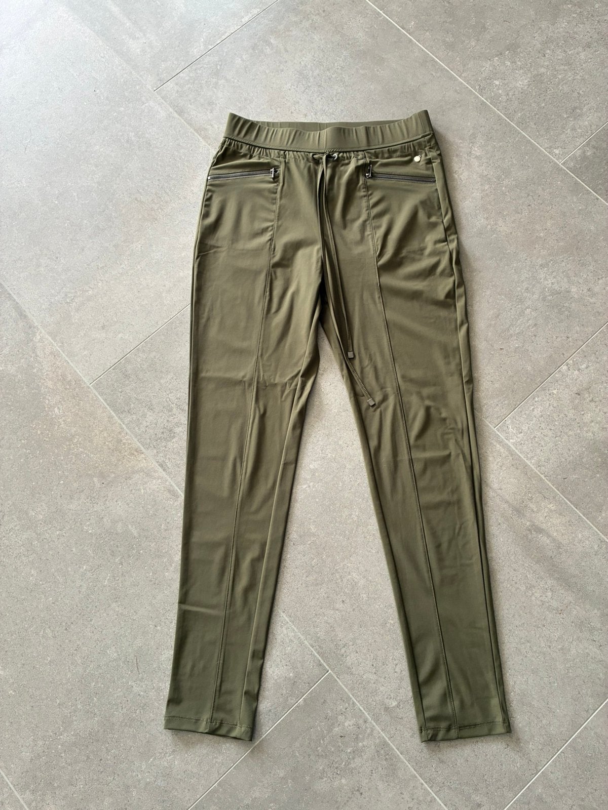 Stijlvolle travel broek Army Daelin M nieuw, Maat 38/40 (M), Verzenden, Nieuw, Lang