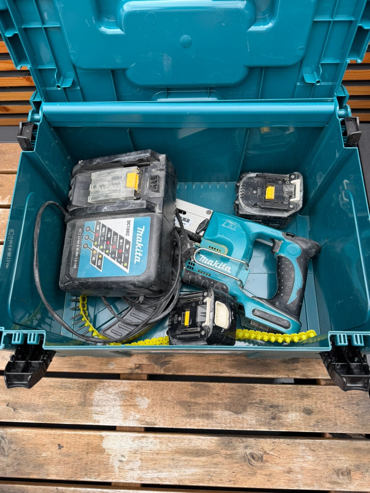 Makita schroefautomaat BFR540 met accu’s lader en systainer, Ophalen of Verzenden, Gebruikt, Boor- en Schroefmachine