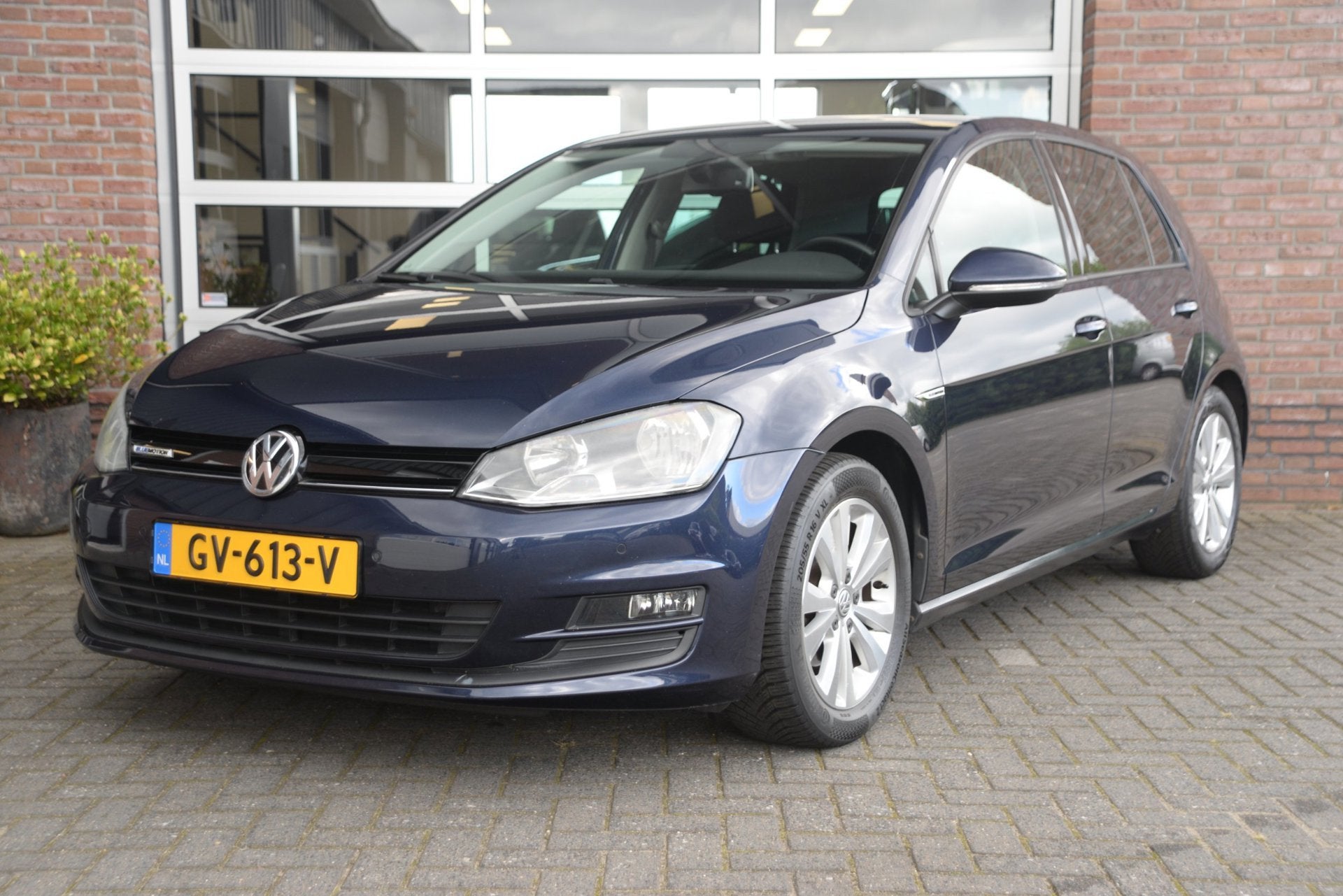 Volkswagen Golf 1.0 TSI Comfortline | Trekhaak | Navigatie |, Voorwielaandrijving, Gebruikt, Euro 6, Blauw