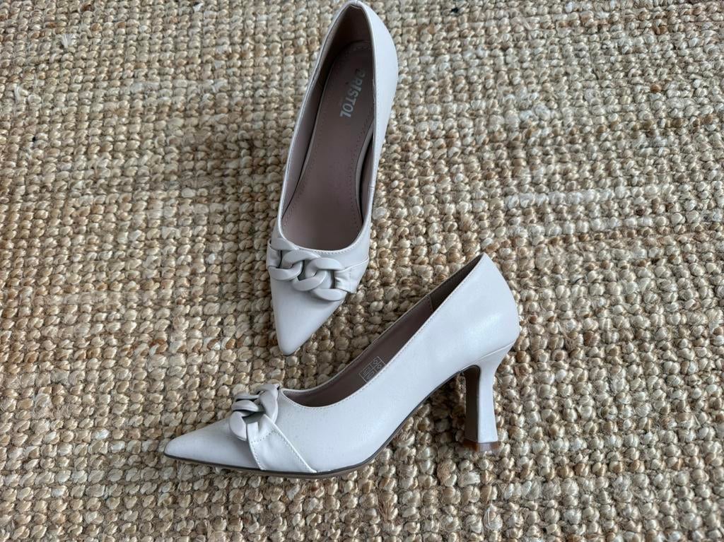 Ecru pumps met kleine hak en kettingdetail maat 39, Wit, Nieuw, Ophalen of Verzenden, Schoenen met hoge hakken