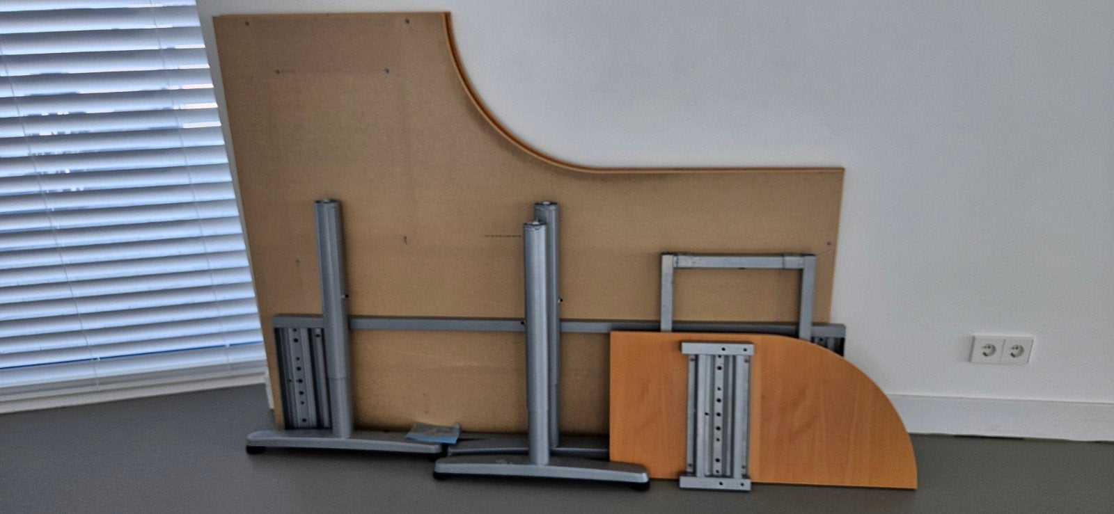 Ikea Galant Hoekbureau met metalen onderstel, Huis en Inrichting, Bureaus, Ophalen, Demontabel, Gebruikt, Hout