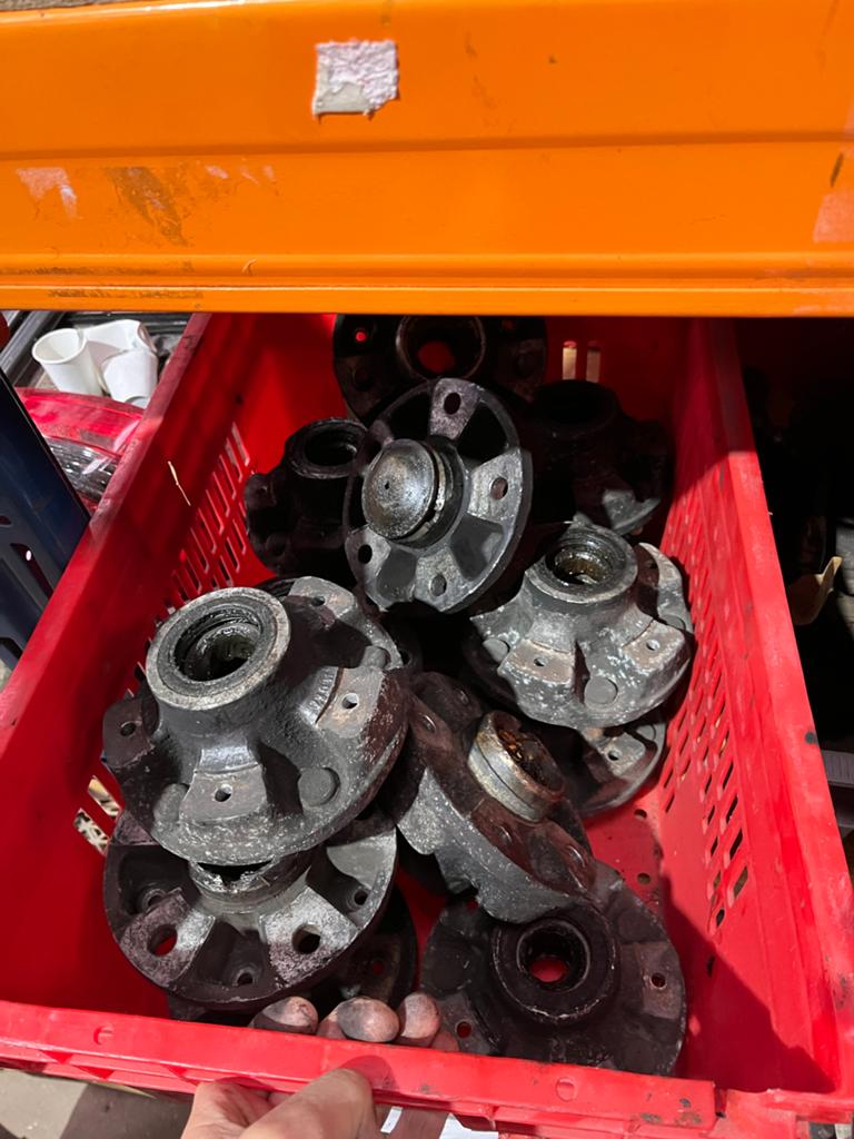 Diverse gebruikte Porsche fusees en wiel hubs, Gebruikt, Porsche, Info@porsche.de, Ophalen of Verzenden