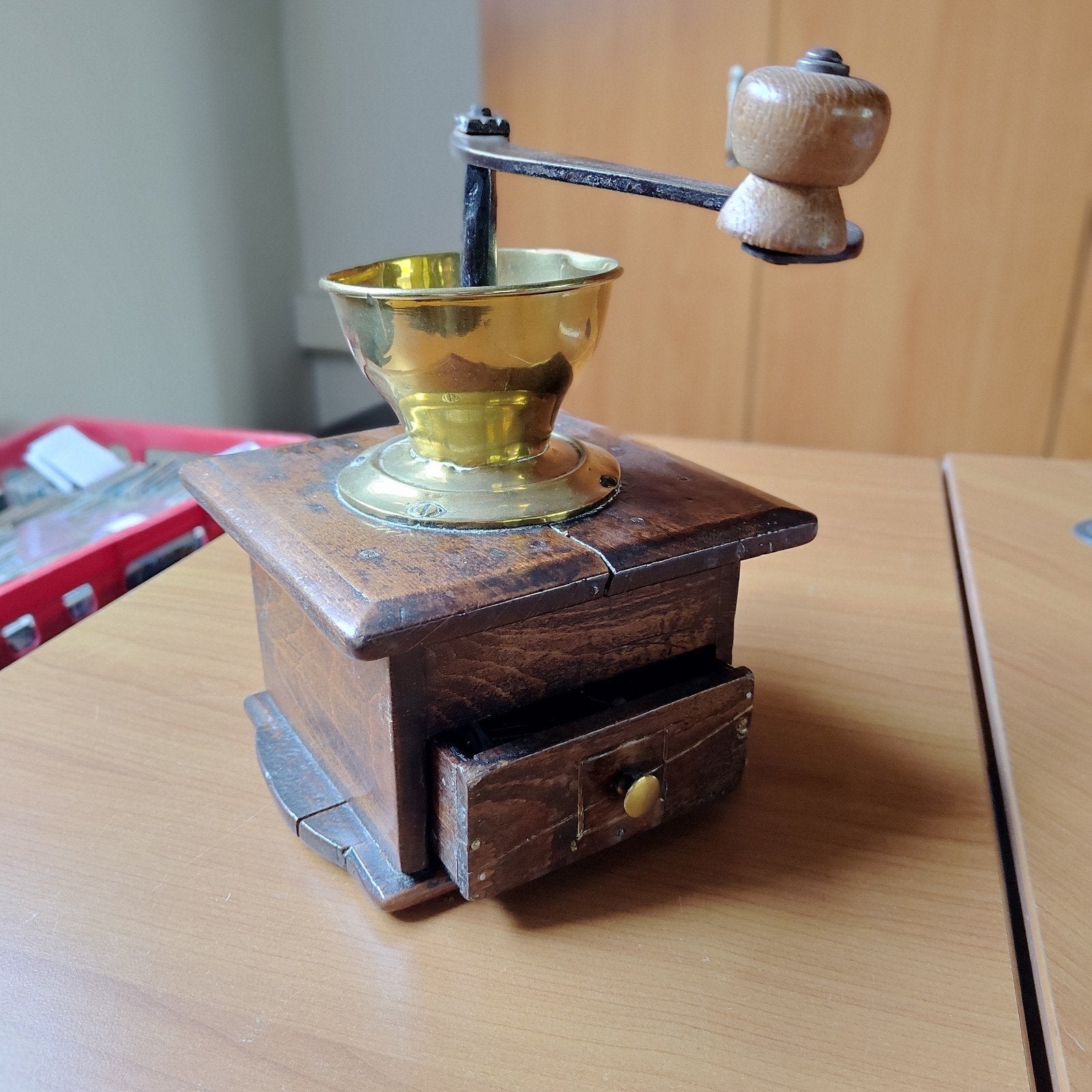 Antieke houten koffiemolen met koper details, Ophalen of Verzenden