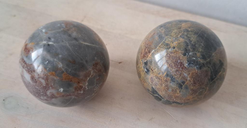 2x edelsteenbollen, 6 cm, Ophalen of Verzenden, Zo goed als nieuw
