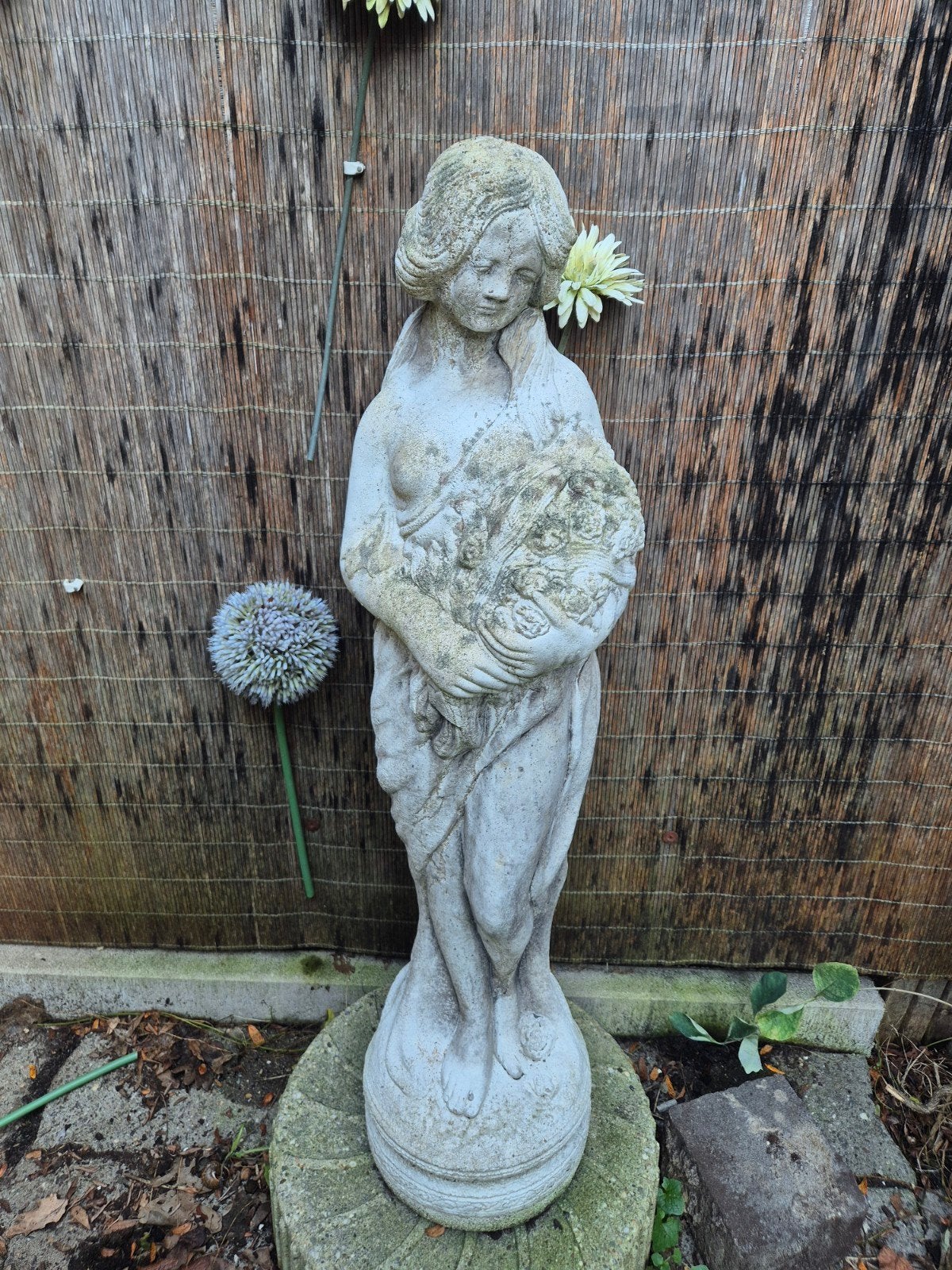 Vintage stenen beeld van vrouw met bloemen, Tuin en Terras, Ophalen, Gebruikt, Steen, Mensenbeeld