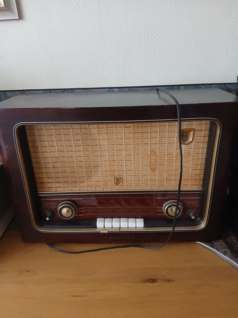 Bakeliet radio ziet er nog goed uit., Ophalen