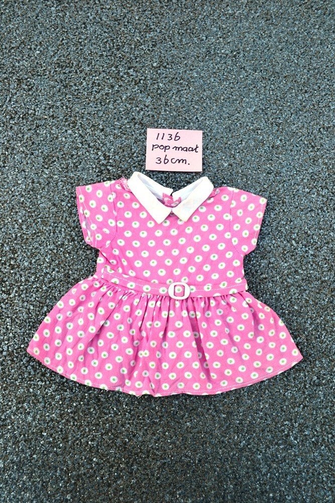 Mooi poppen jurkje uit de jaren 1960-70 NR 1136, Verzamelen, Poppen, Ophalen of Verzenden, Zo goed als nieuw, Kleertjes