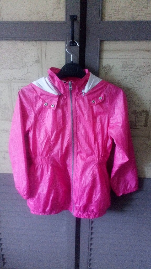 DKNY gevoerd poncho mt. 140 en Holter waterschoenen mt30, Ophalen of Verzenden, Zo goed als nieuw, Meisje, Jas