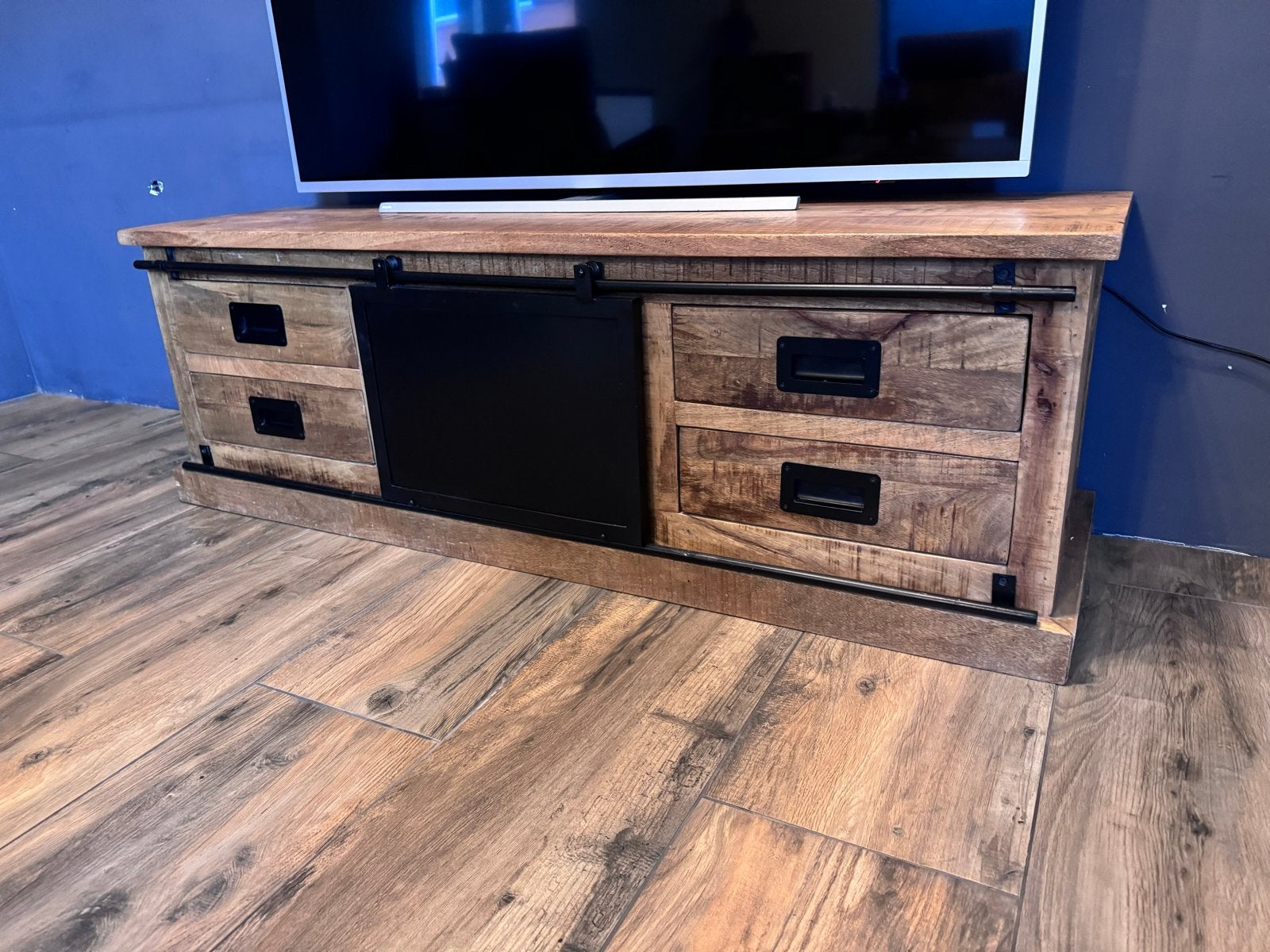 Mangohouten TV Meubel met Schuifdeur en Lades, Huis en Inrichting, Kasten | Televisiemeubels, Ophalen, 100 tot 150 cm, Minder dan 100 cm