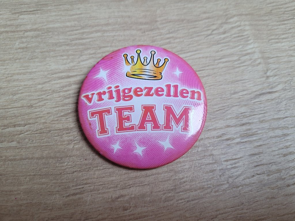 Broche Vrijgezellen Team ~ NH9103, Hobby en Vrije tijd, Feestartikelen, Ophalen of Verzenden, Gebruikt, Feestartikel, Geboorte of Huwelijk