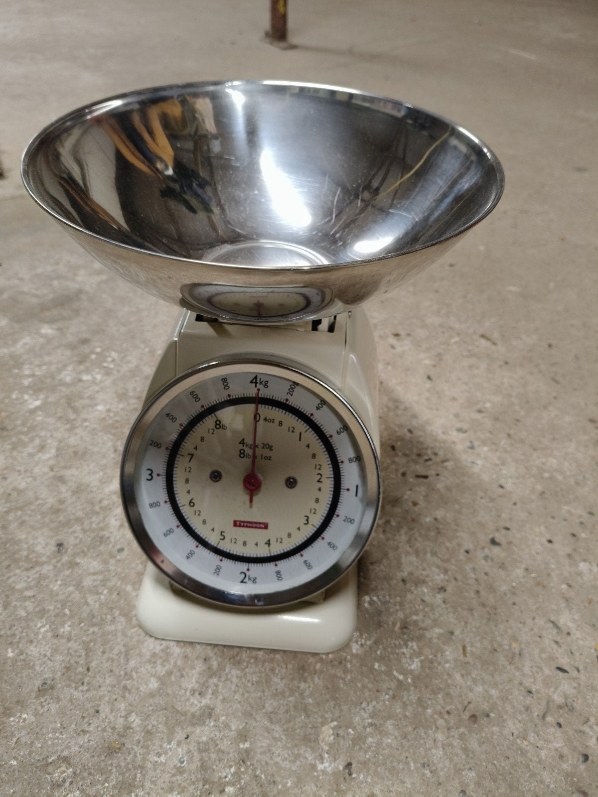 Vintage Typhoon Keukenweegschaal - Crème met RVS kom, Keukenweegschaal, Verzenden, Gebruikt, Minder dan 10 kg