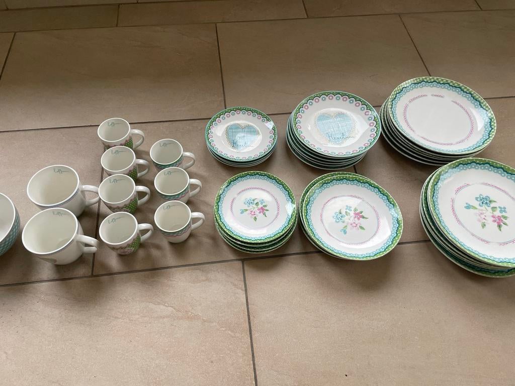 servies met bloemen en hartjes decoratie van Lofjuuw, Ophalen