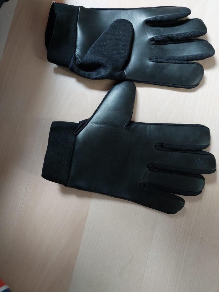 Keepershandschoenen + scheenbeschermers, Maat XS of kleiner, Ophalen, Zo goed als nieuw, Handschoenen