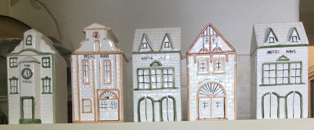 Keramiek 5  huisjes voorraadpotten ,thee,meel,koffie, Huis en Inrichting, Ophalen, Zo goed als nieuw, Overige materialen, Pot, Bus of Blik