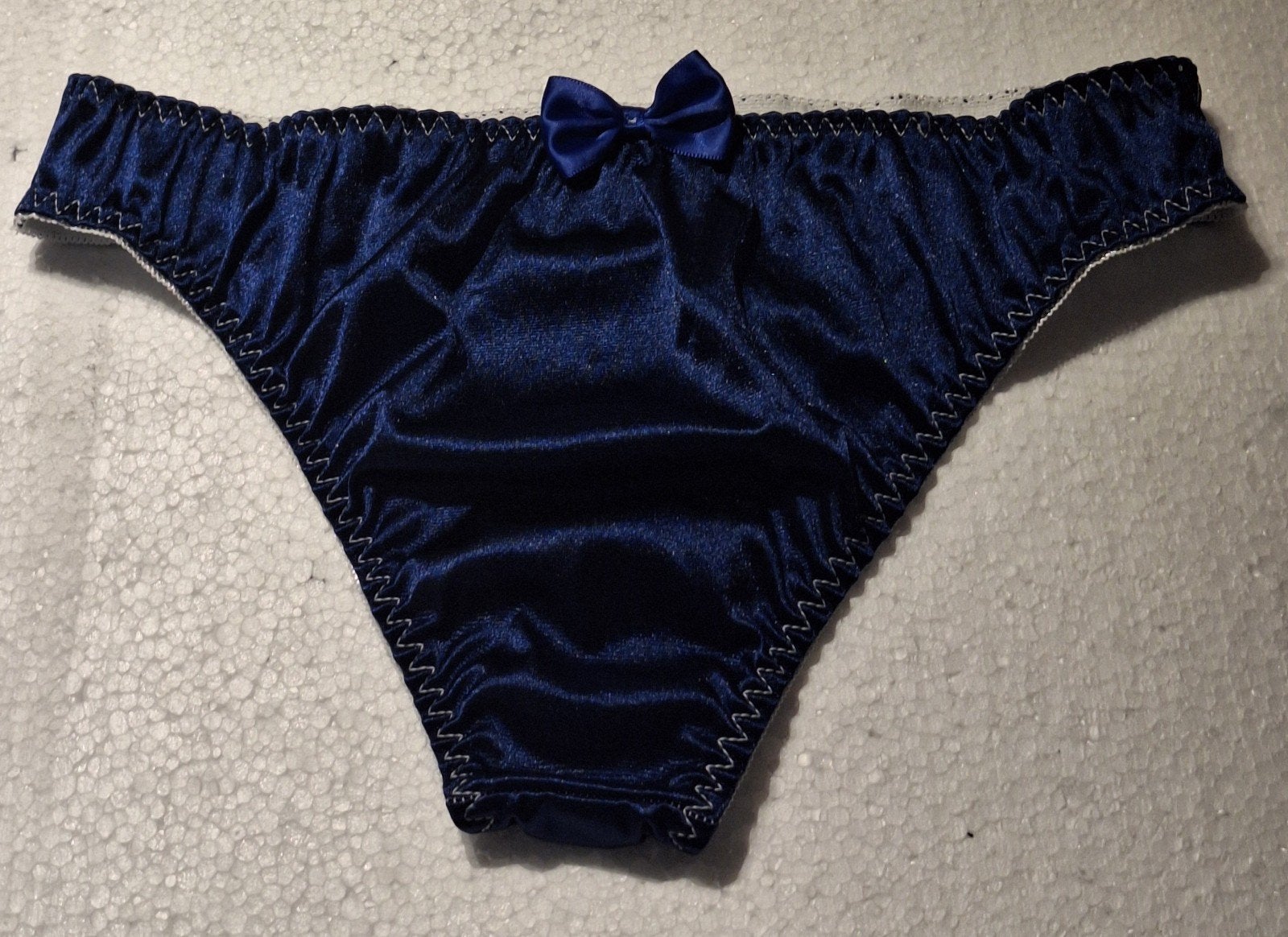 Sexy nieuwe satijnen slip maat L, Kleding | Dames, Ondergoed en Lingerie, Verzenden, Blauw, Slip