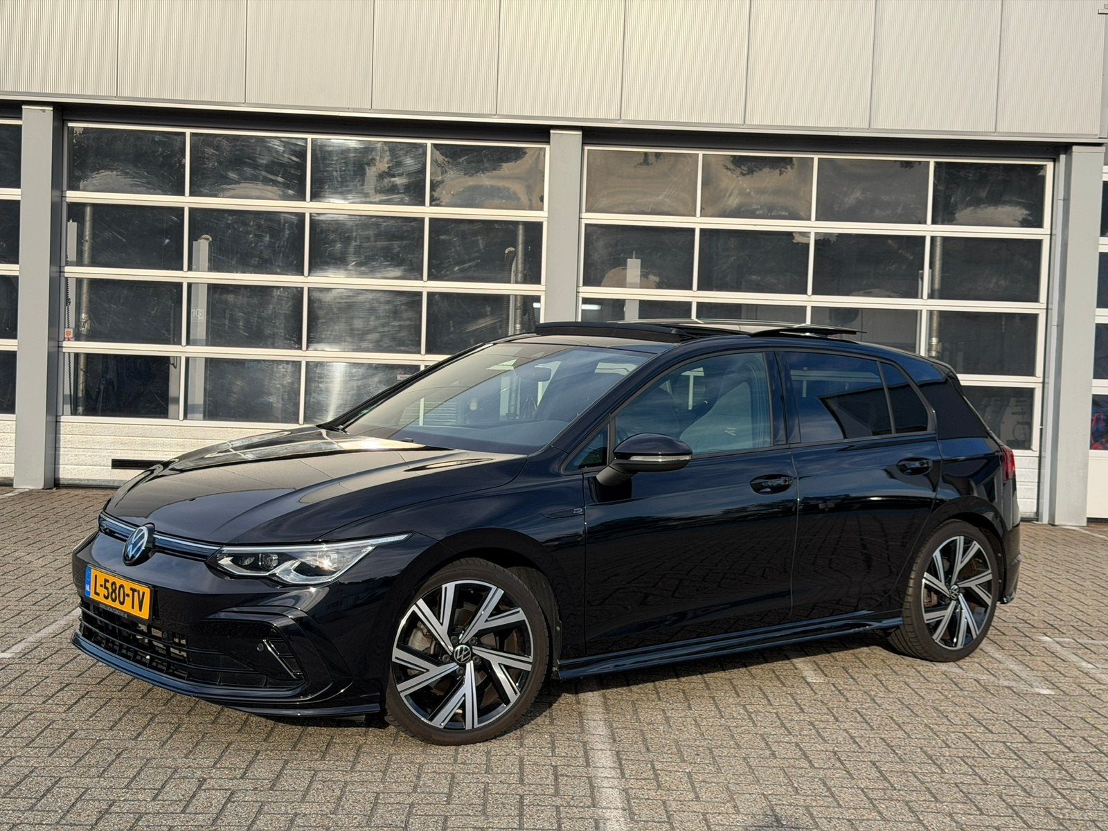 Volkswagen Golf 1.5 eTS 3x R-Line | Pano | ACC |IQ light, 1498 cc, 4 cilinders, Alcantara, Zwart