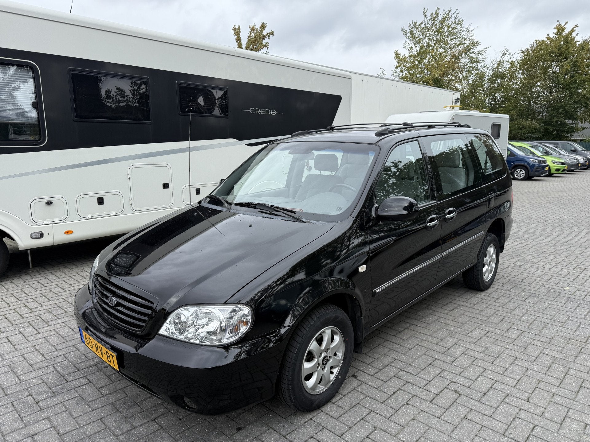 Kia Carnival 2.5 V6 EX Automaat - Rolstoelauto 4+1 - XXL Fre, Gebruikt, Zwart, Origineel Nederlands, Bedrijf