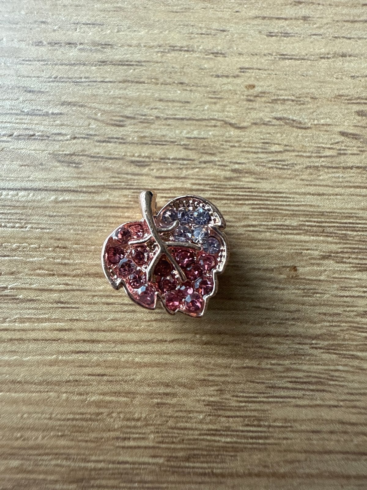 Pandora bedel blad met strass - roze/paars, Sieraden, Tassen en Uiterlijk, Overige materialen, Gebruikt, Pandora, Ophalen of Verzenden