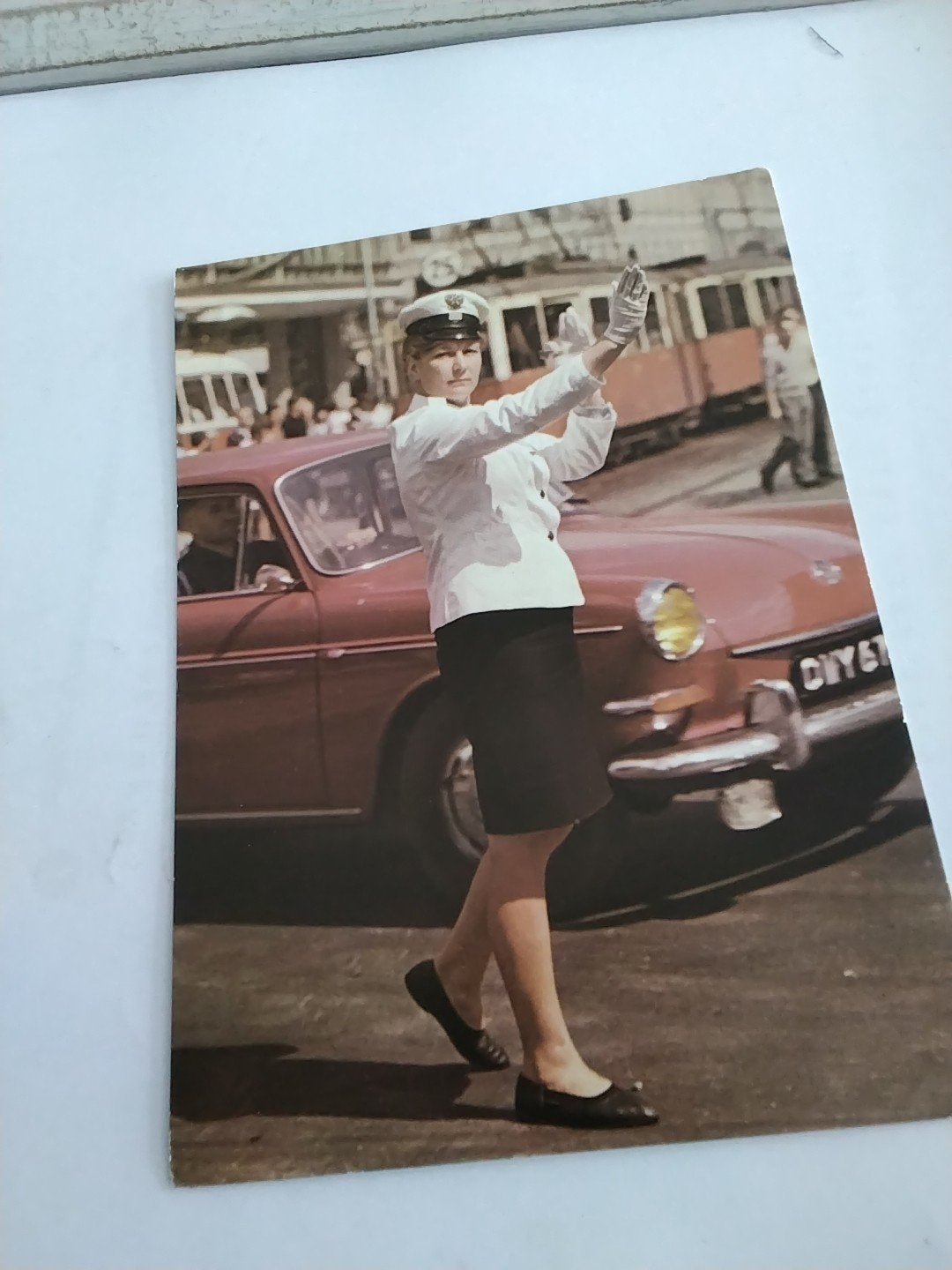 Vintage Ansichtkaart: Vrouwelijke Verkeersregelaar, Ophalen of Verzenden
