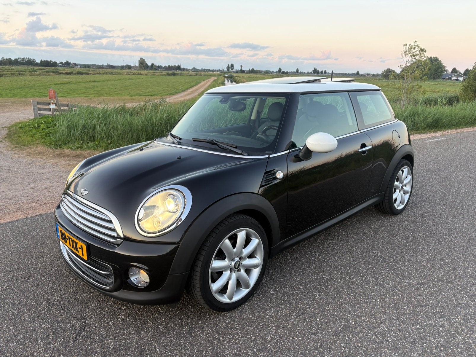 Mini 1.6 cooper 2011 Zwart, Auto's, Voorwielaandrijving, Bi-Xenon koplampen, 40 €/maand, Zwart