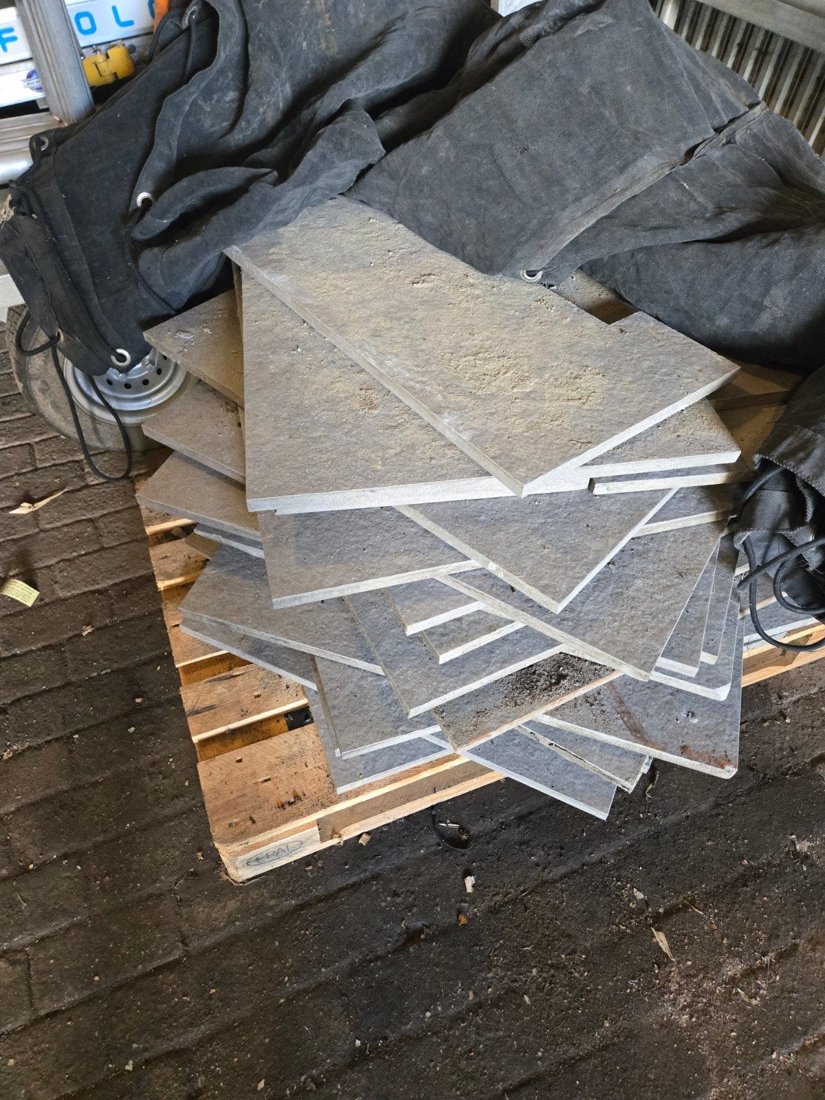 16 tegels 60x60x2cm en zaagstukken, Tuin en Terras, Ophalen of Verzenden, Gebruikt, Beton