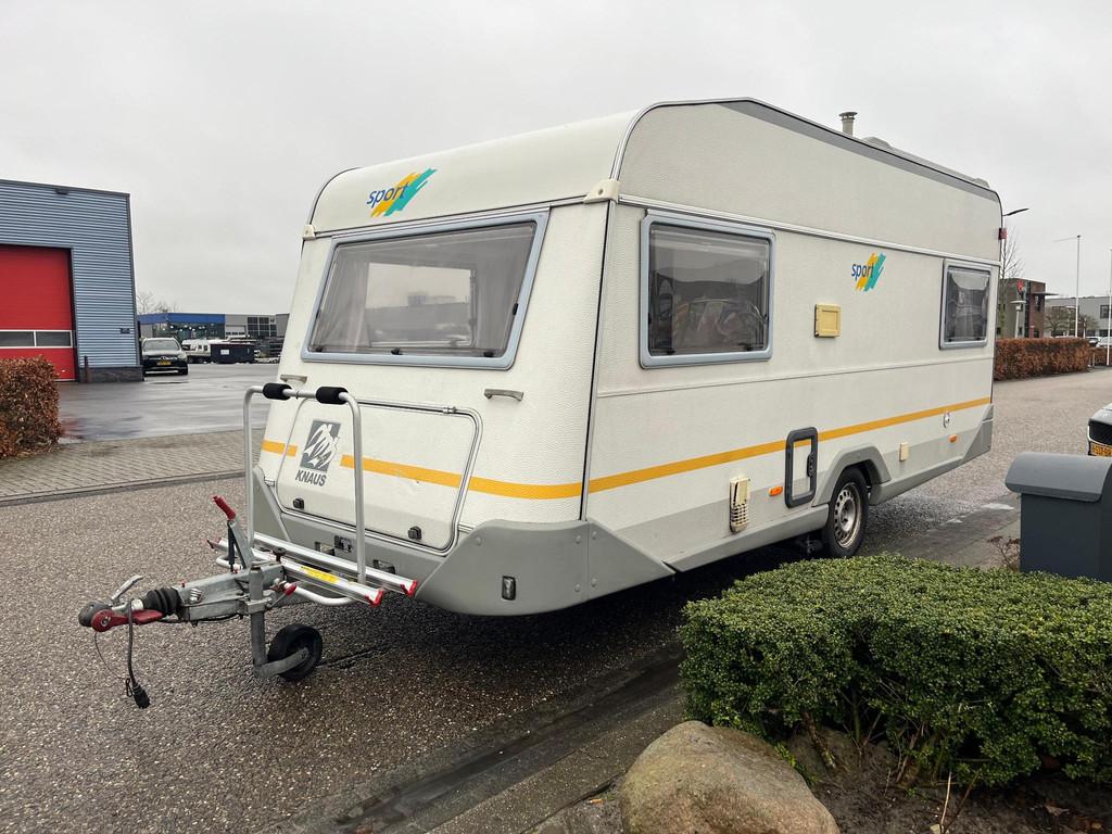 Knaus Sport 2404 | Voortent | Halfautomaat mover | Vastbed |, Caravans en Kamperen, Ringverwarming, Vast bed, Tot en met 2, Bedrijf