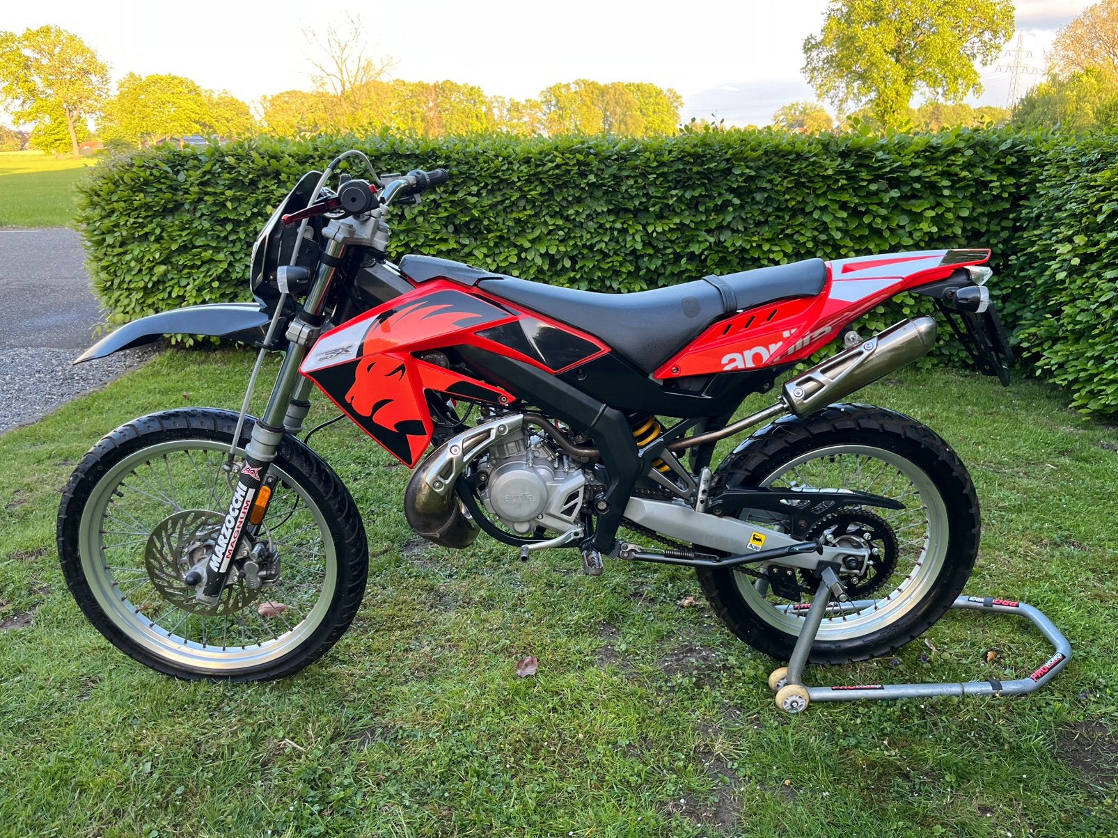 Aprilia sx 50 red lion 2008 schakelbrommer, Fietsen en Brommers, Ophalen, 6 versnellingen, Zo goed als nieuw, 50 cc