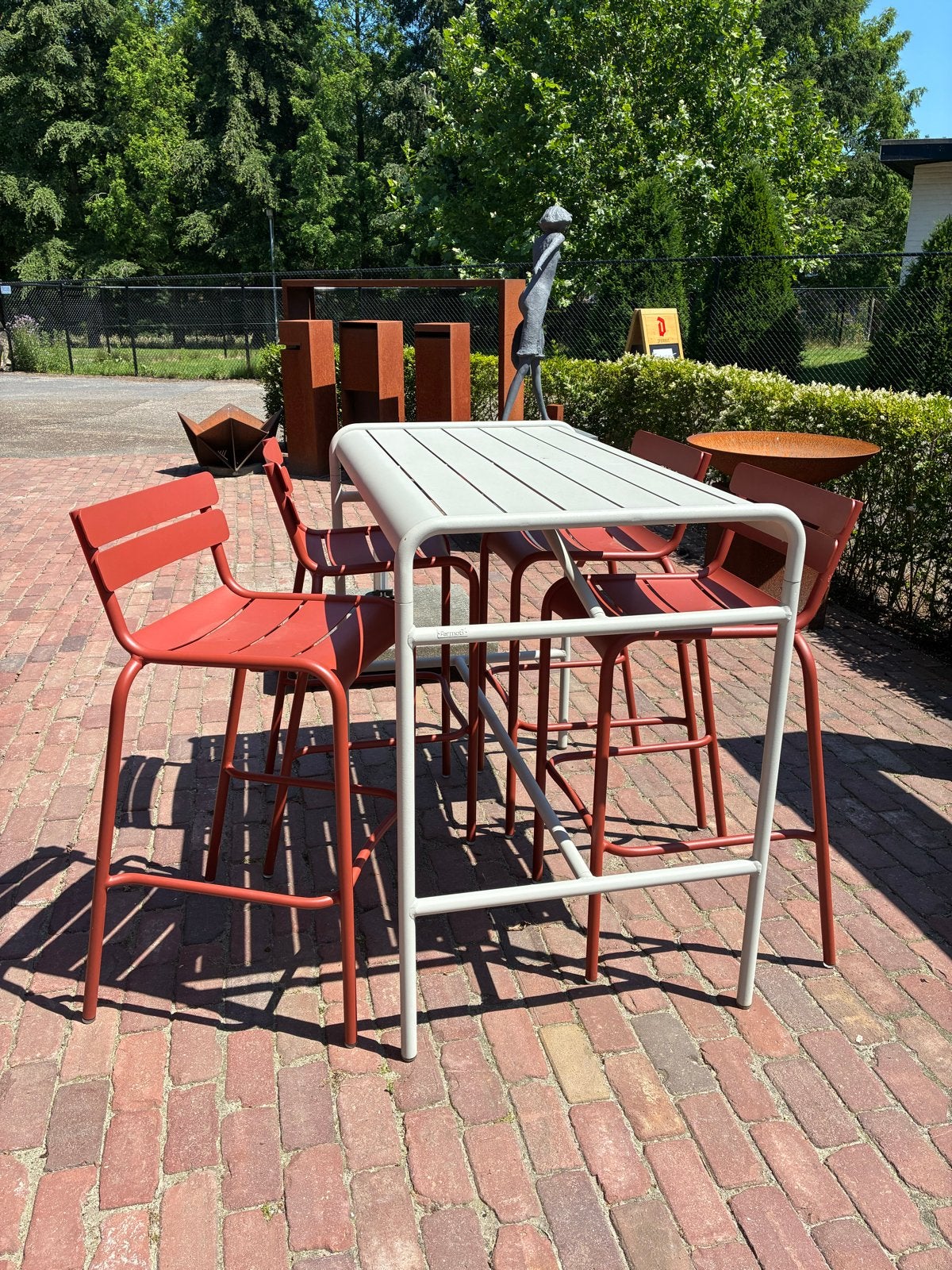 Fermob Barset: Tafel met 4 krukken, Ophalen, Gebruikt, Inclusief barstoelen