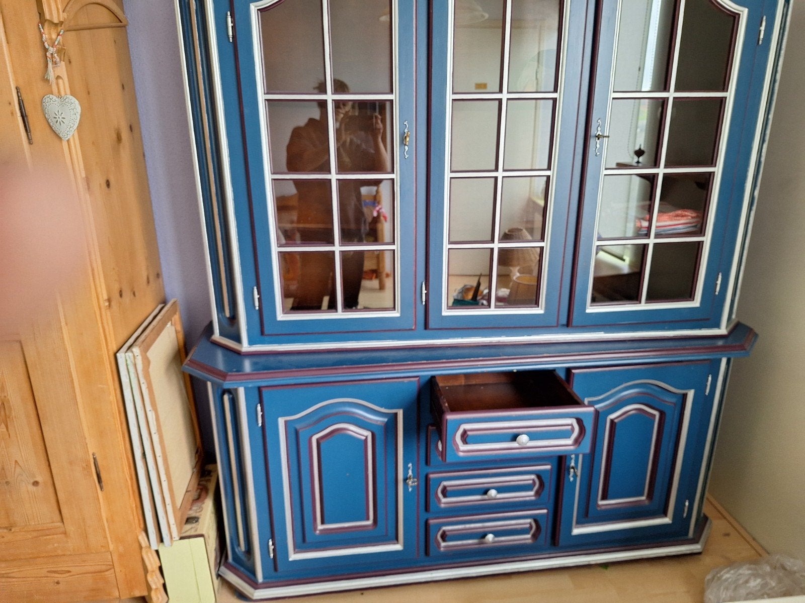 Foto 3 van Landelijke vitrinekast - Blauw met contrasterende biezen