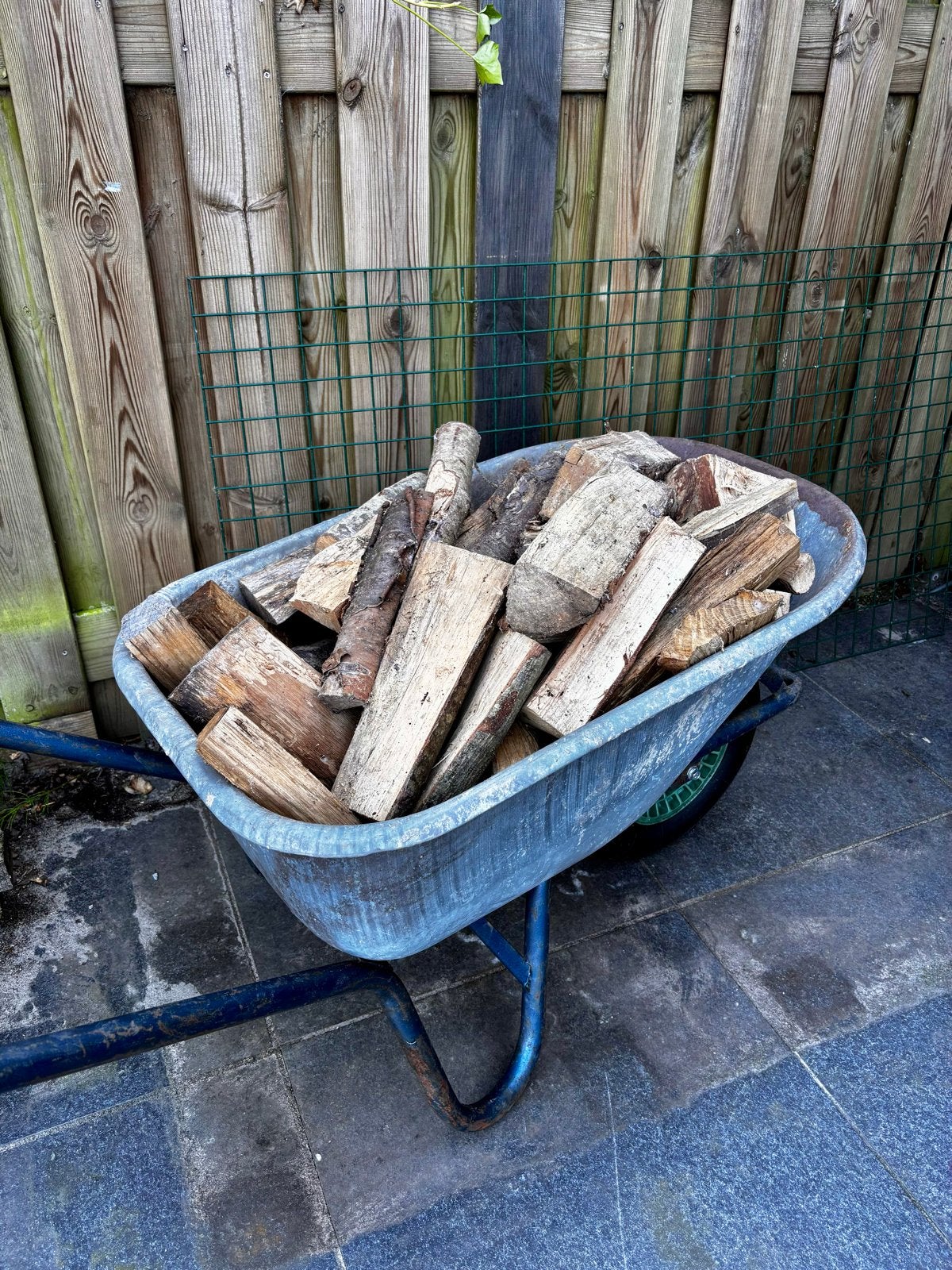 Gratis brandhout met houtworm, Tuin en Terras, Haardhout, Minder dan 3 m³, Ophalen, Overige houtsoorten, Blokken