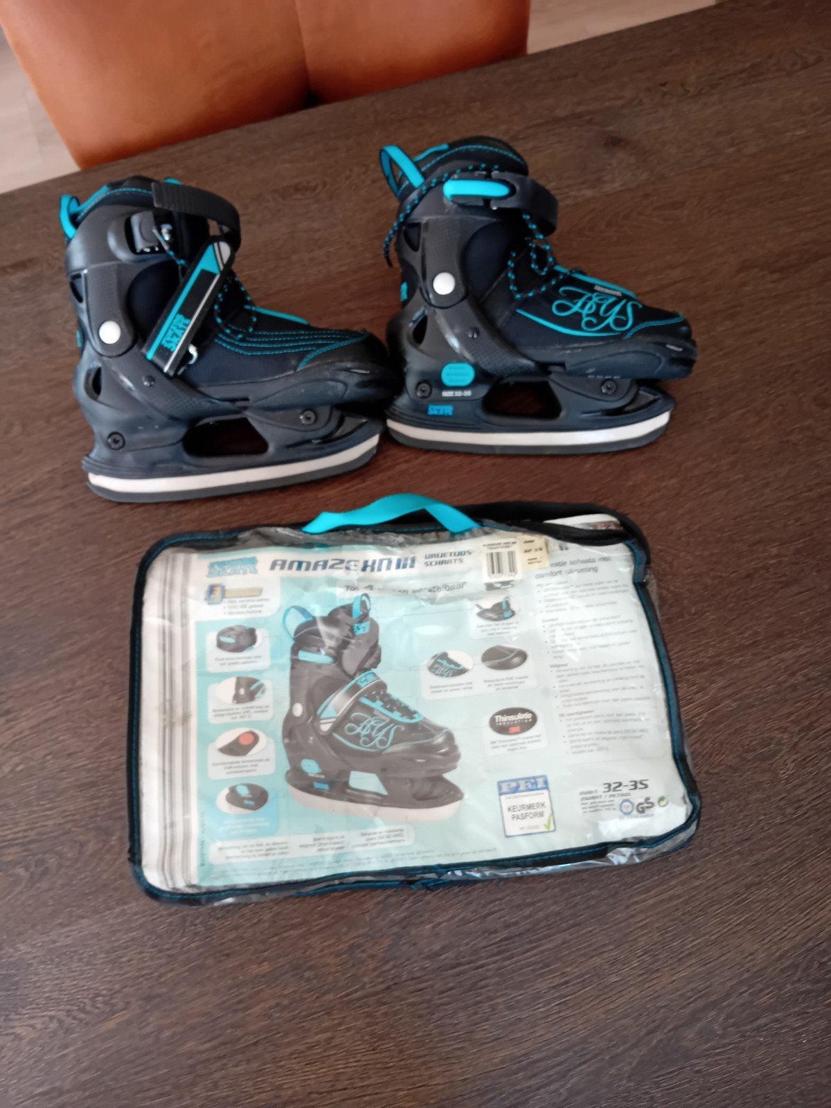 Zwarte en blauwe schaatsen, maat 32-35, zo goed als nieuw, Ophalen of Verzenden, Zo goed als nieuw, Overige typen, Overige merken