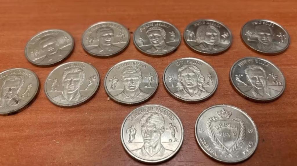 Elf zilverkleurige munten Rode Duivels - KBVB, Verzamelen, Ophalen of Verzenden, Zo goed als nieuw, Buitenlandse clubs, Overige typen