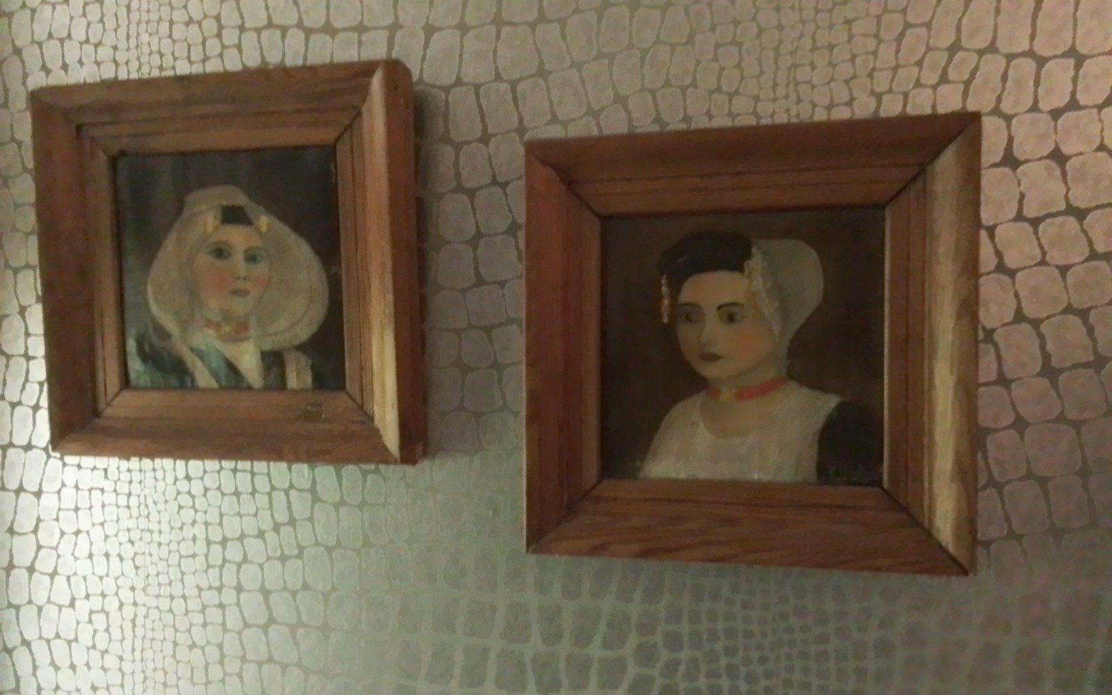 Twee portretten van vrouwen in traditionele klederdracht, Ophalen of Verzenden