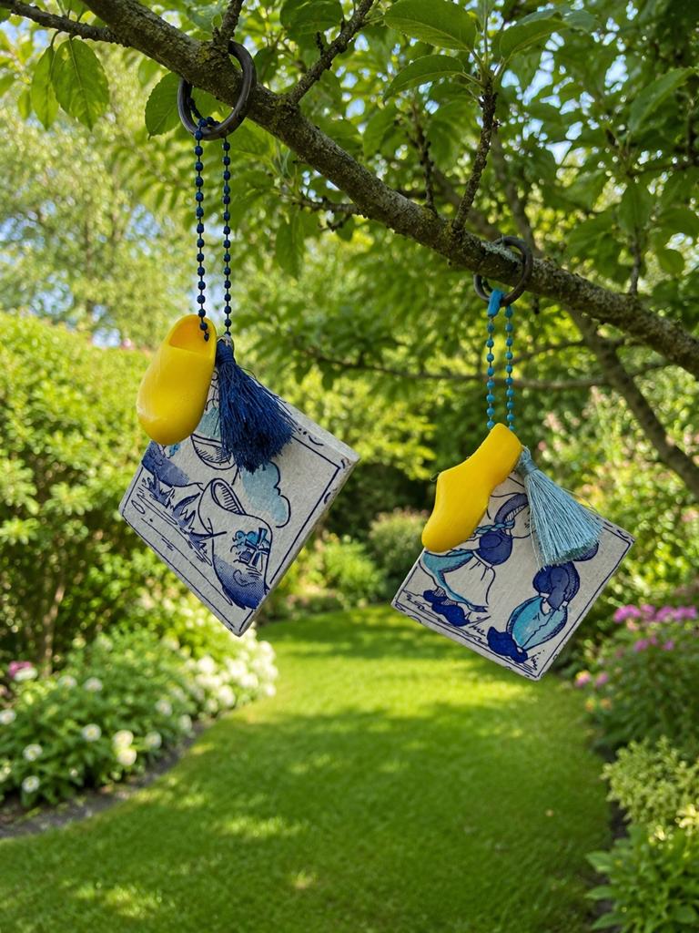 Hollandse hangers met klompjes en Delfts blauw design, Meerkleurig, Overige materialen, Overige stijlen, Ophalen of Verzenden