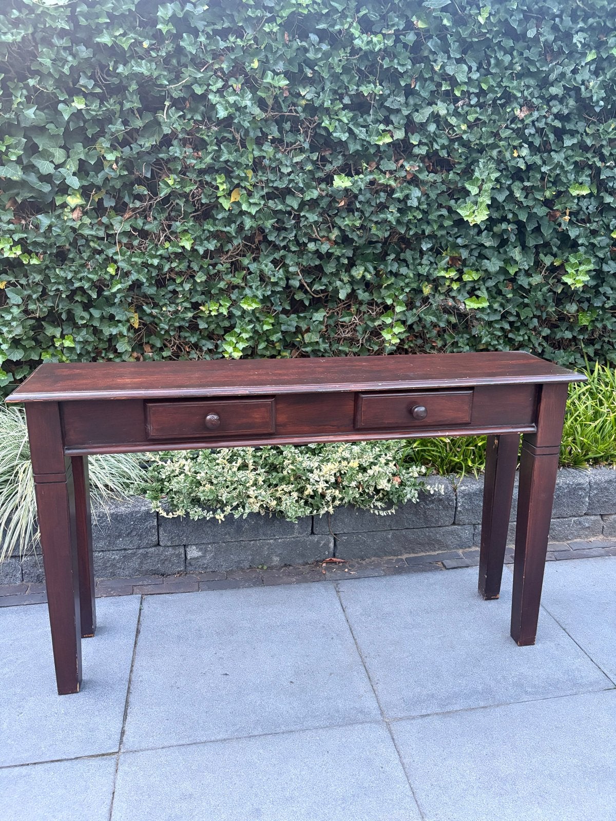 Klassieke houten sidetable met twee lades, Antiek en Kunst, Ophalen