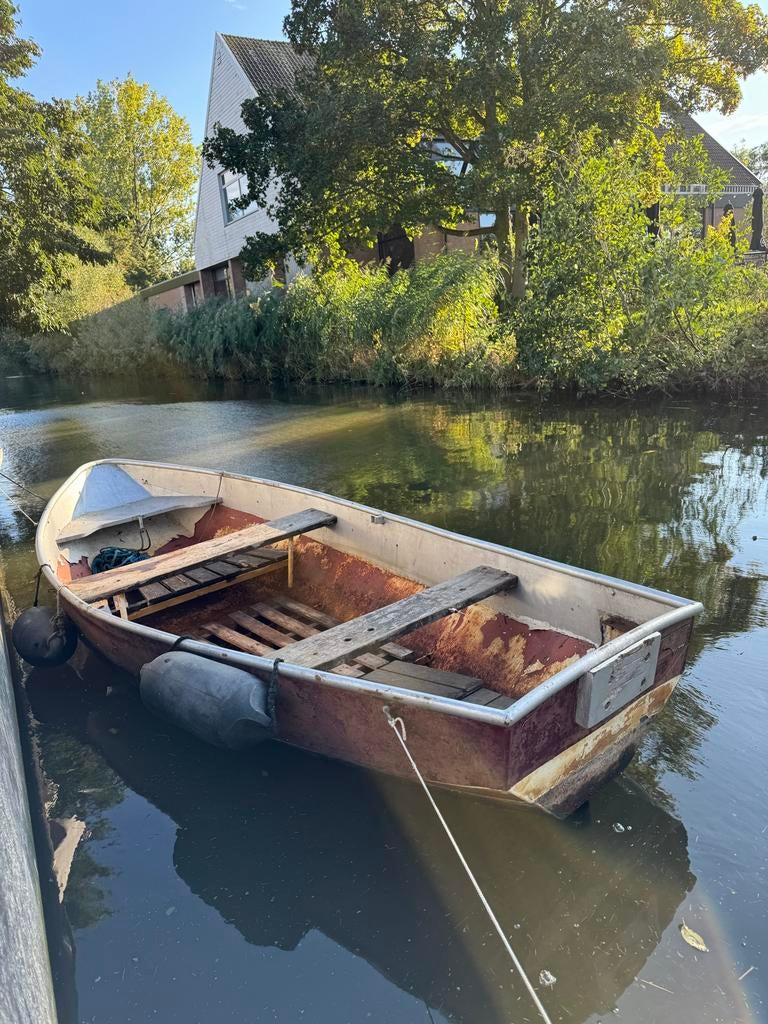 Robuuste Visboot/Sloep met Motor en Roeispanen, Watersport en Boten, Platbodems, Ophalen, Zo goed als nieuw, Afdekzeil, Buitenboordmotor