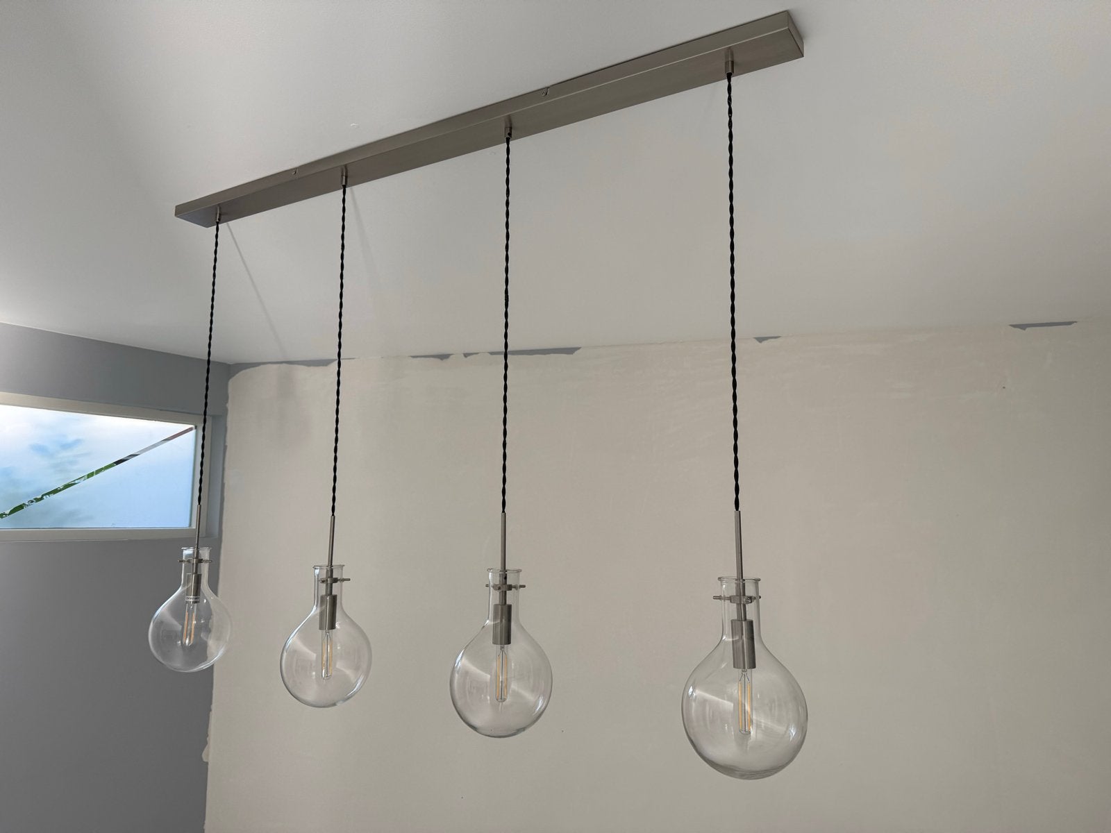 Moderne RVS Hanglamp met 4 Glazen Bollen - 140cm, Huis en Inrichting, Lampen | Hanglampen, Ophalen, Zo goed als nieuw, Metaal