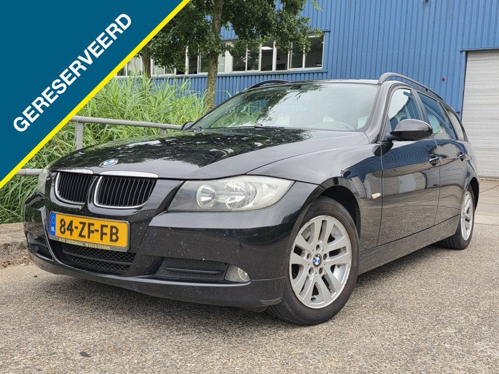 BMW 3 Serie Touring 320i Business Line Navi/Airco/Cruise ✅, 4 cilinders, Zwart, Origineel Nederlands, Handgeschakeld