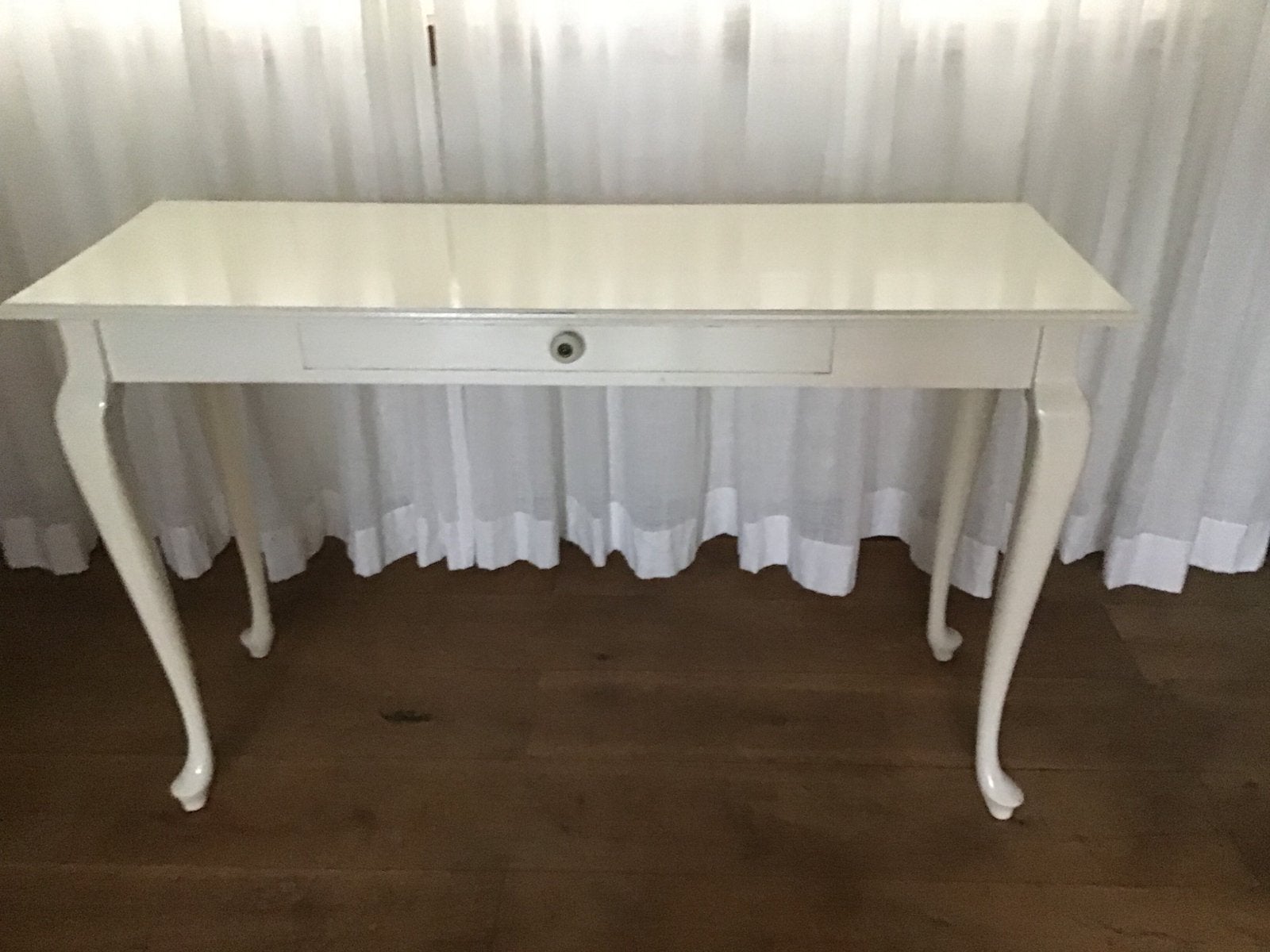 Witgelakte sidetable met eiken blad en beukenhouten poten, Ophalen, 100 tot 150 cm, Gebruikt, Queen Anne