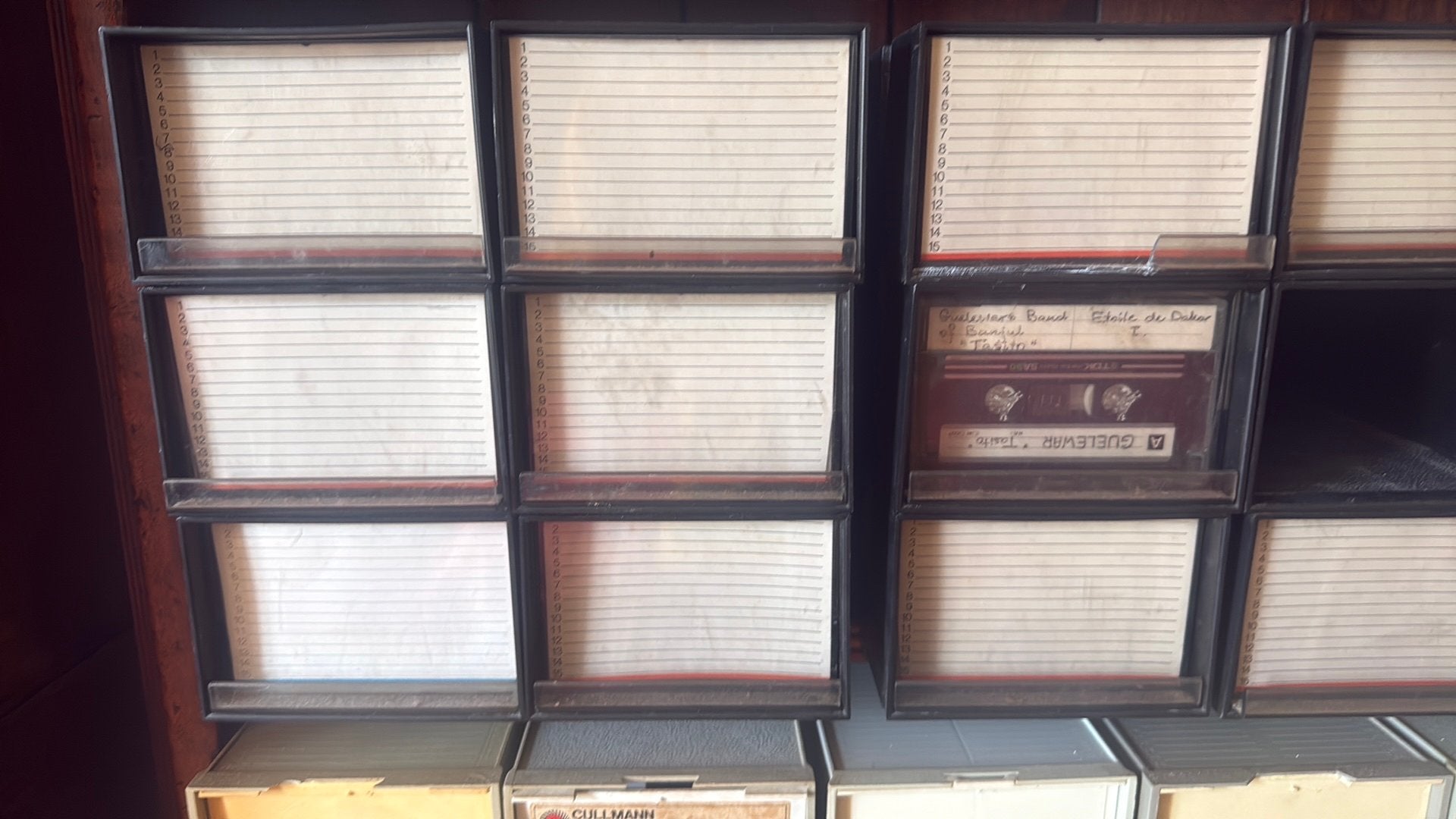 Ruim 300 cassettebandjes met opbergdozen, Cd's en Dvd's, Cassettebandjes, Ophalen of Verzenden, Zo goed als nieuw, Overige genres