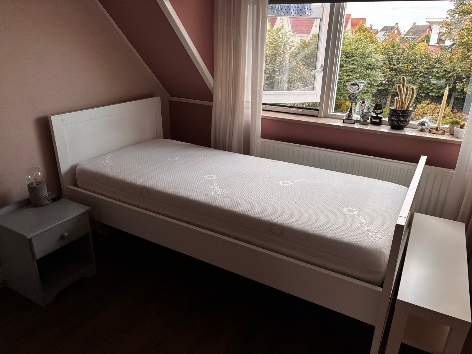 1-persoons bed, wit, met lattenbodem, matras en nachtkastje, Ophalen, Gebruikt, 90 cm, Eenpersoons