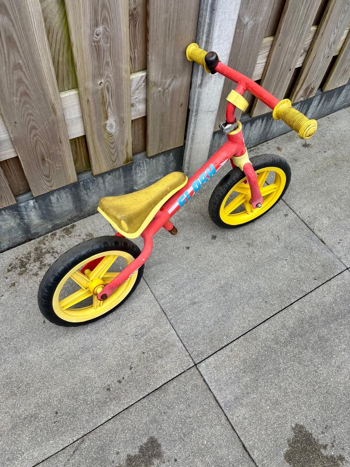 Loopfiets rood/geel - Ideaal voor de kleintjes!, Ophalen, Gebruikt, Loopfiets