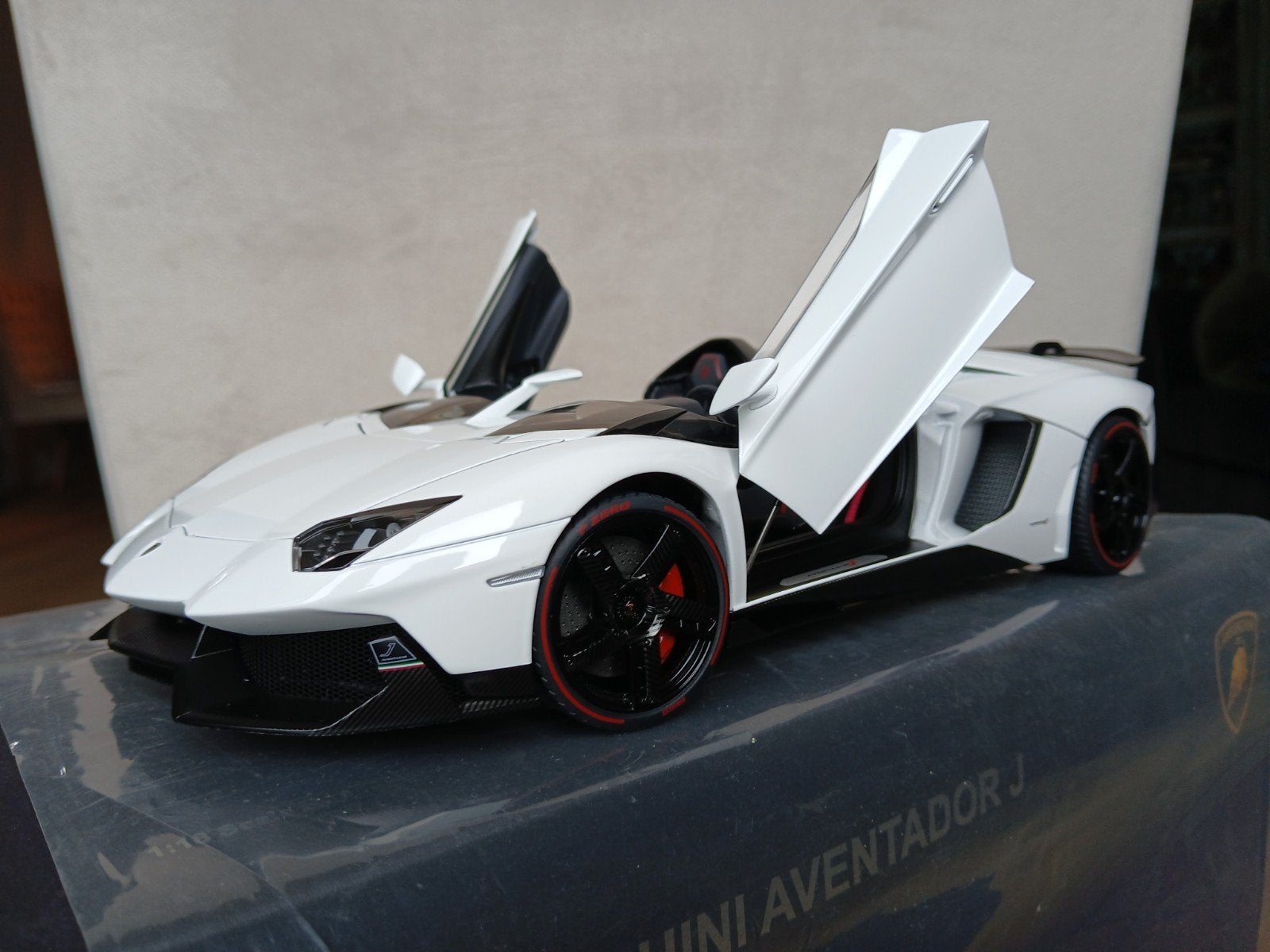 AutoArt Signature Lamborghini Aventador J White, Hobby en Vrije tijd, Modelauto's | 1:18, Ophalen of Verzenden, Zo goed als nieuw