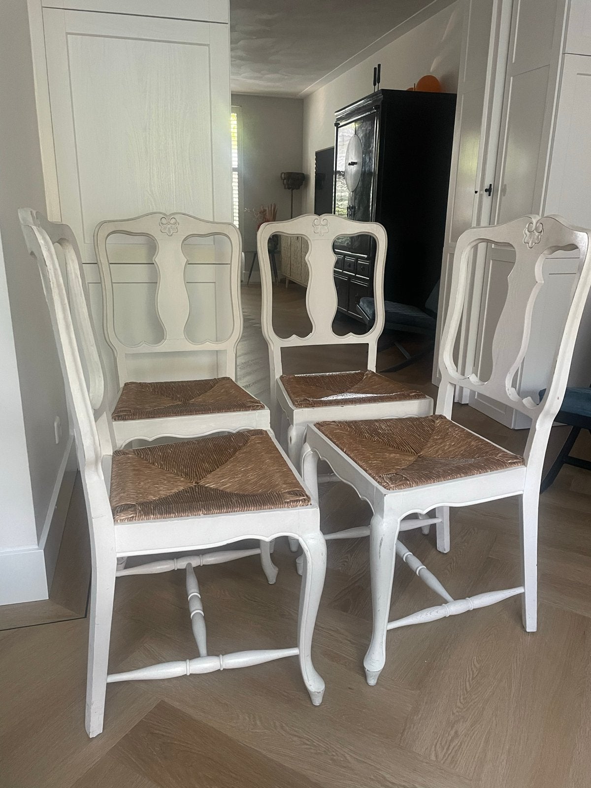 Set van 4 landelijke stoelen met rieten zitting Queen Ann, Huis en Inrichting, Stoelen, Ophalen, Wit, Zo goed als nieuw, Vier