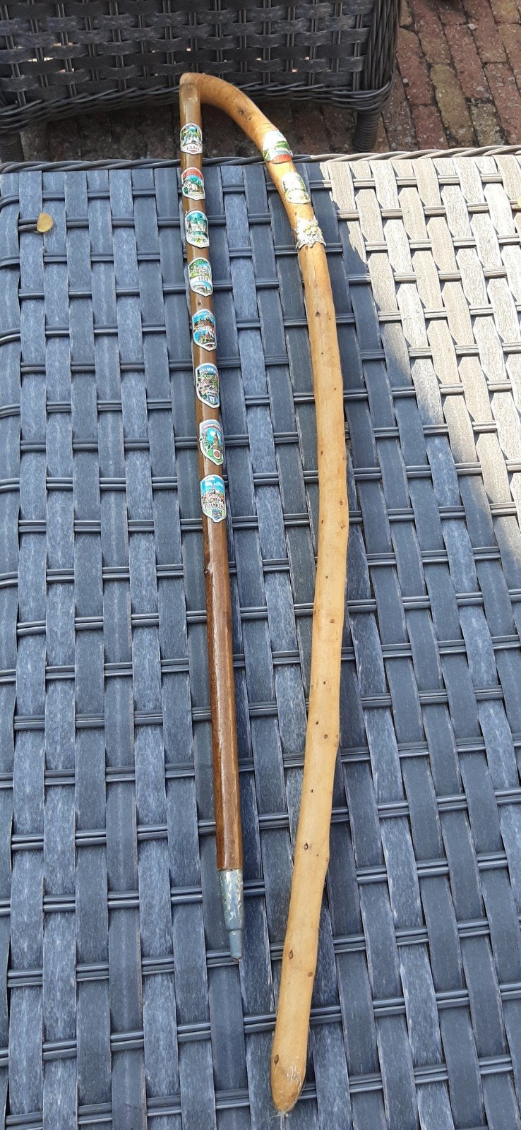 2 leuke wandelstokken met plaatjes van diverse landen, Ophalen